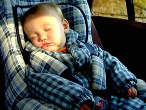 Báo động tình trạng trẻ bị sốc nhiệt trên xe 