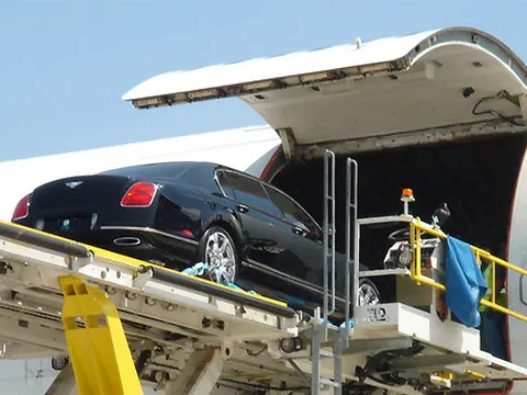 Quy trình đưa Bentley Flying Spur chống đạn lên máy bay