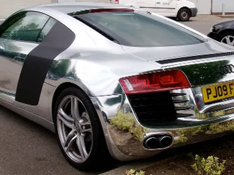 Audi R8 cũng theo mốt “tráng gương”