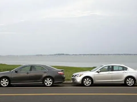 Honda Accord lăm le "vượt mặt" Toyota Camry
