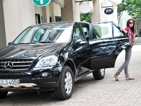 Hoàng Yến chọn “vệ sĩ” ML350 trong thời gian chuẩn bị Miss Universe 2009