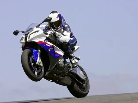 BMW S1000RR 2010: 193hp, 183kg, 13.800 USD!