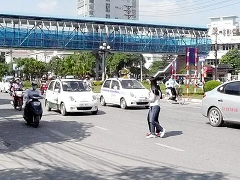 Người đi bộ phớt lờ công trình triệu đô