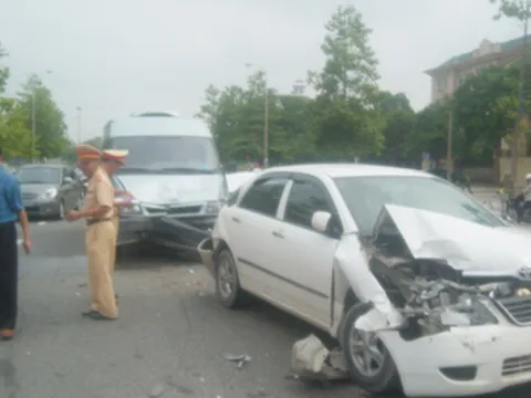 Xe CSGT gặp tai nạn vì lo tránh xe đạp