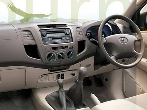 Quản lý chặt chẽ ô tô tay lái nghịch vào Việt Nam