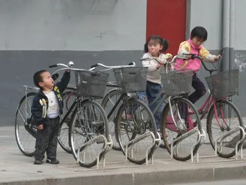 Học sinh "chào" xe hơi để tránh tai nạn