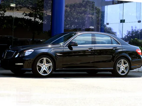 Mercedes E63 AMG 2010 chính hãng "lộ diện" tại Sài Gòn