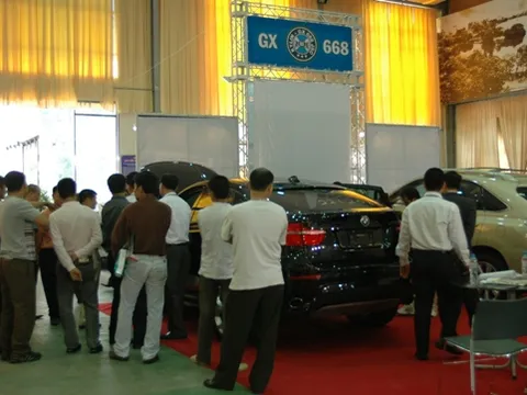 Thị trường ôtô: Xe “nội” nợ dài, xe ngoại đắt khách