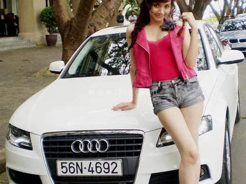 Trang Nhung tạo dáng sexy bên Audi A4