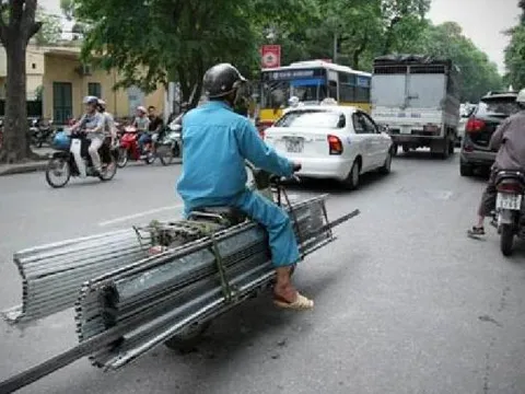 Xe quá đát "át vía" người đi đường