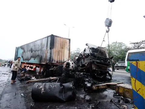 Xe container đâm ôtô Camry bốc cháy trên quốc lộ