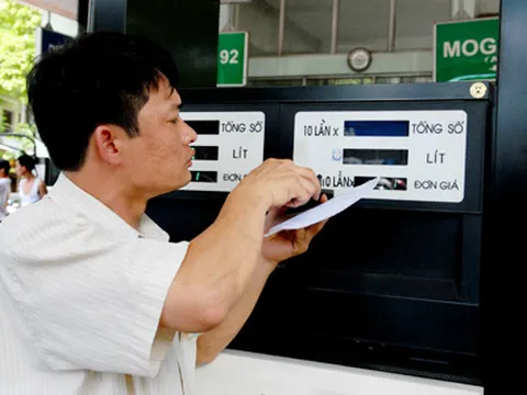 Giá xăng bất ngờ giảm 350 đồng mỗi lít