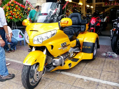 Honda Gold Wing 'độ' 3 bánh đầu tiên tại Việt Nam