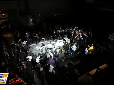 Michael Schumacher cùng Mercedes ra mắt xe đua mới