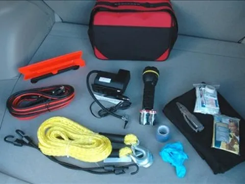 10 vật dụng cần có trên ô tô