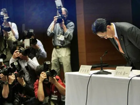 Toyota cúi đầu xin lỗi