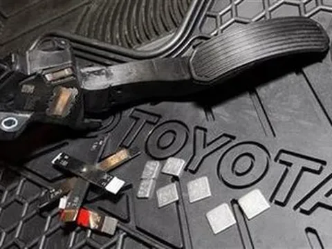 Toyota “tính bài” chuyển từ sửa sang thay mới chân ga