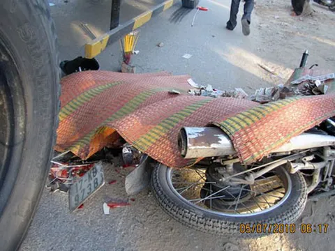 Lấn đường,xe tải đâm chết 3 sinh viên Đại học