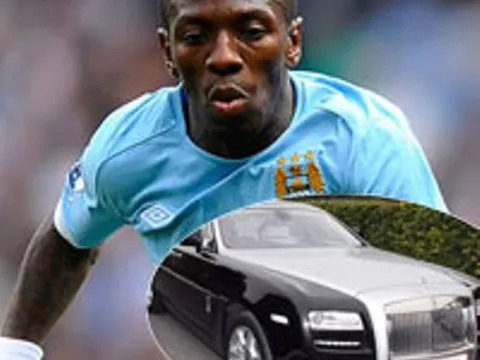   Tiền vệ của Man City khoe siêu xe