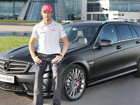 Jenson Button bị các tay súng nổi loạn Brazil tấn công 
