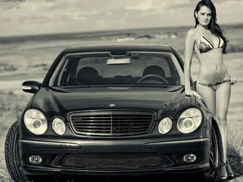 Hoang dã cùng người đẹp và xe trên thảo nguyên