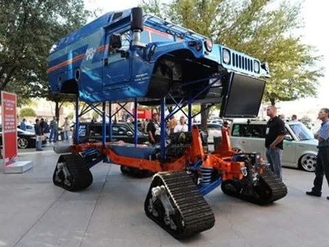 Ôtô 'lập dị' lai robot và xe tăng