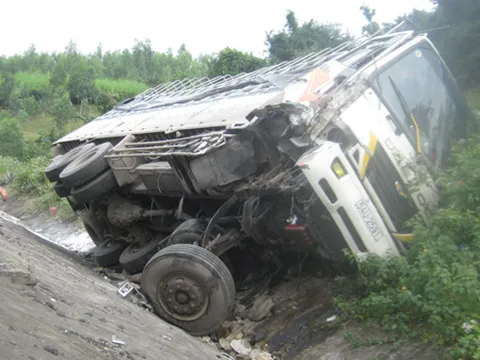 Xe tải tự lao xuống vực núi