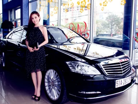 Vy Oanh sắm xế "khủng" đầu năm