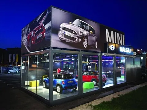 Showroom xe bạc tỷ làm bằng container