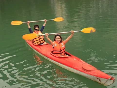VinaVenture – Chèo Kayak trên Vịnh Hạ Long