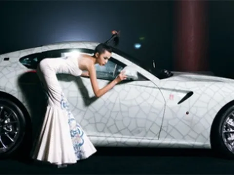 Người đẹp bên siêu xe Ferrari