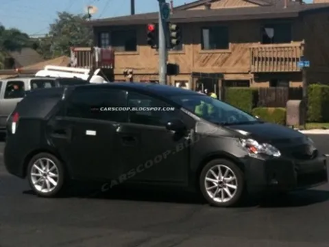 Hé lộ mẫu minivan mới của Toyota