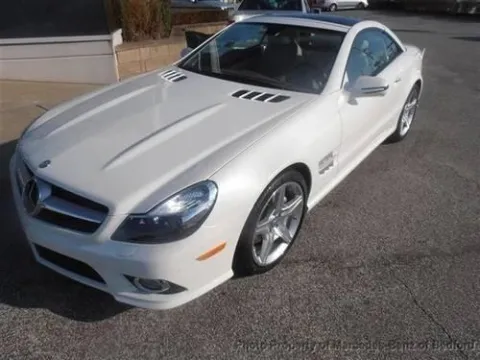 Miley Cyrus sắm xế sang Mercedes SL550 2012