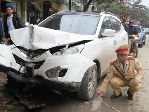 Dừng xe ở vệ đường cũng không thoát tai nạn  