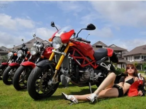 Chân dài Việt "chất" cùng Ducati