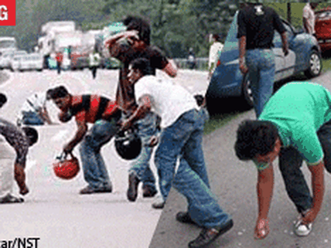 Chen nhau nhặt tiền từ ô tô bị tai nạn