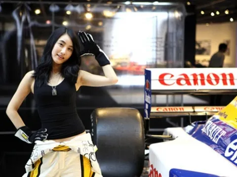 Người đẹp Choi Ji Hyang khoe dáng tại triển lãm F1