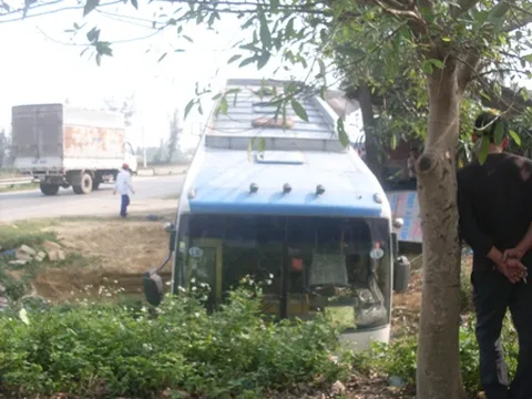 Xe khách cắt lìa cánh tay một người đàn ông