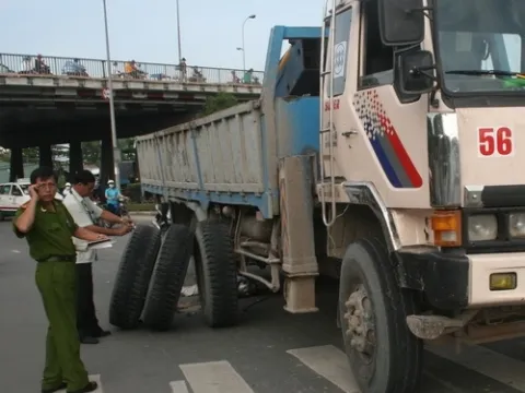 Cảnh giác với xe tải lưu thông cùng chiều