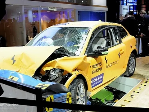 Volvo phá xe trong triễn lãm Detroit