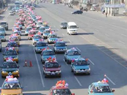 Đón dâu bằng 120 xe taxi