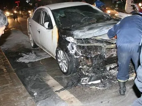 Xe Forte bốc cháy giữa phố