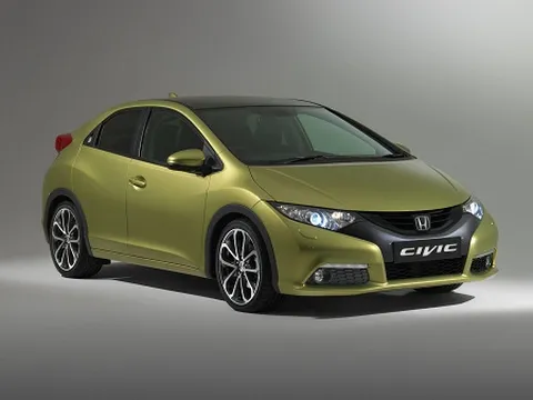 Honda Civic mới hao xăng ngang xe máy