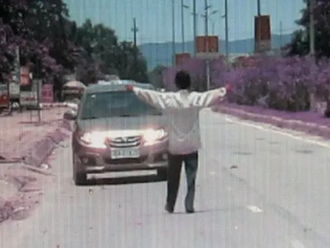 "Sốc": người điên chặn xe xin tiền ở Hà Tĩnh