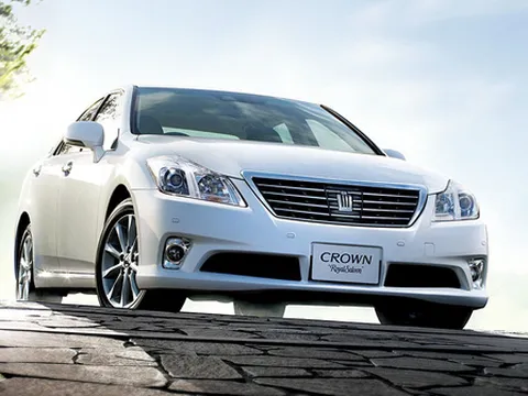 Toyota giới thiệu Crown 2013 với 2 phiên bản