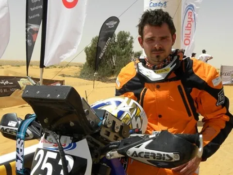 Một tay đua tử vong vì tông xe cảnh sát