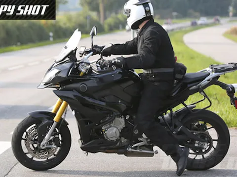 BMW S1000XR lộ diện trên đường thử