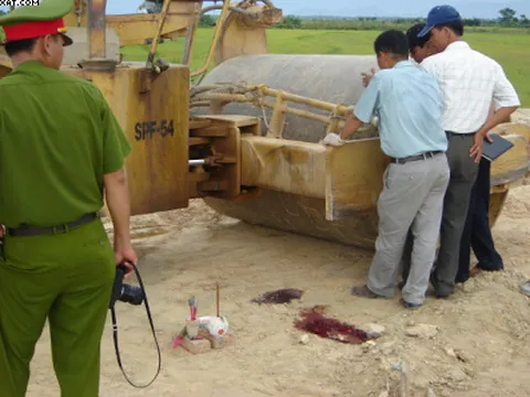 Xe lu cán qua người, bé trai 7 tuổi nguy kịch