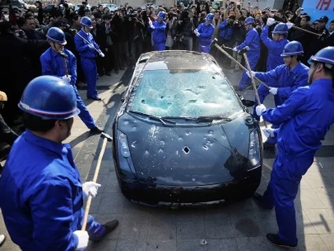 Đập nát Lamborghini vì phẫn nộ với hãng xe