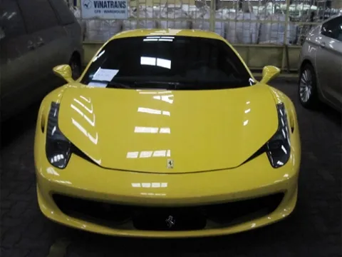 Cận cảnh siêu xe Ferrari 458 màu vàng tại VN